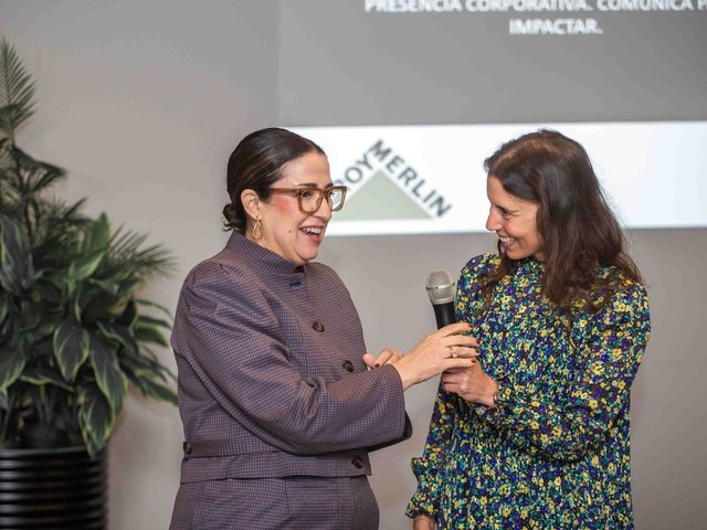 Ana Fernández formando al equipo de Leroy Merlin en presencia corporativa