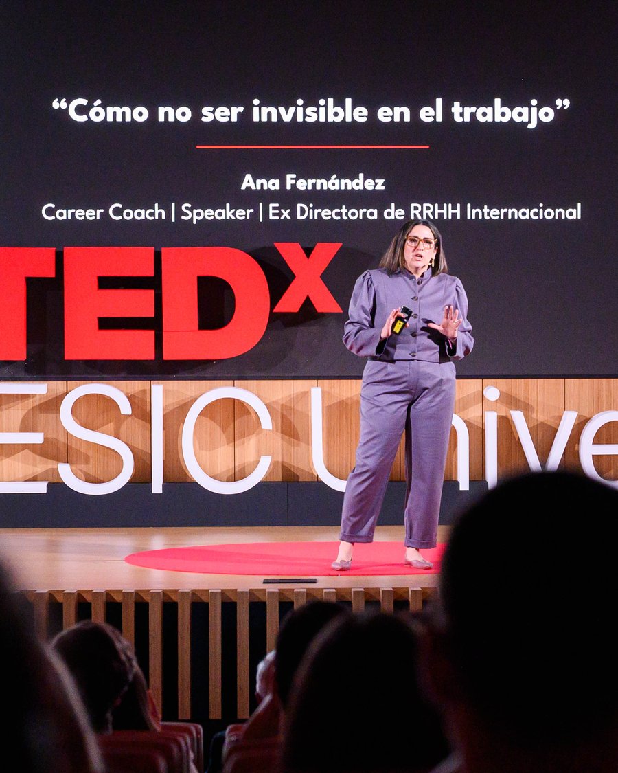 Ana Fernández hablando en TEDx ESIC University, charla «Cómo no ser invisible en el trabajo»