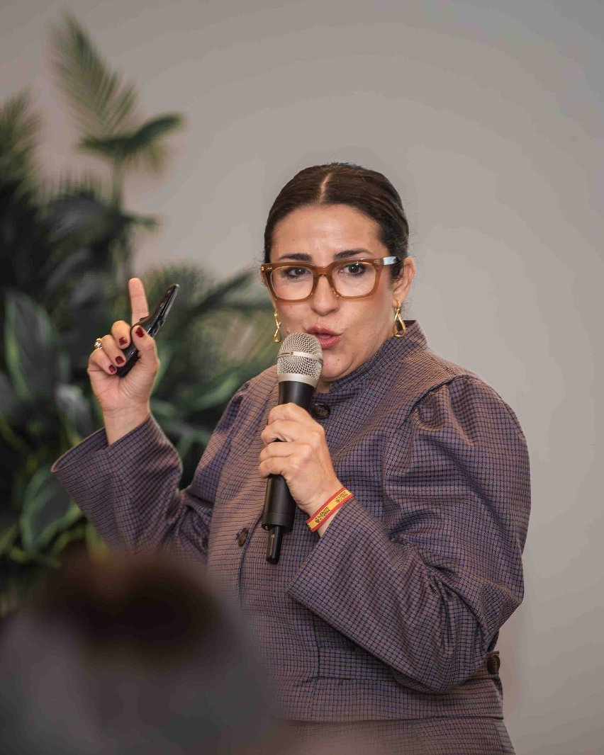 Ana Fernández, career coach y fundadora de Hazzlo, hablando en TEDx